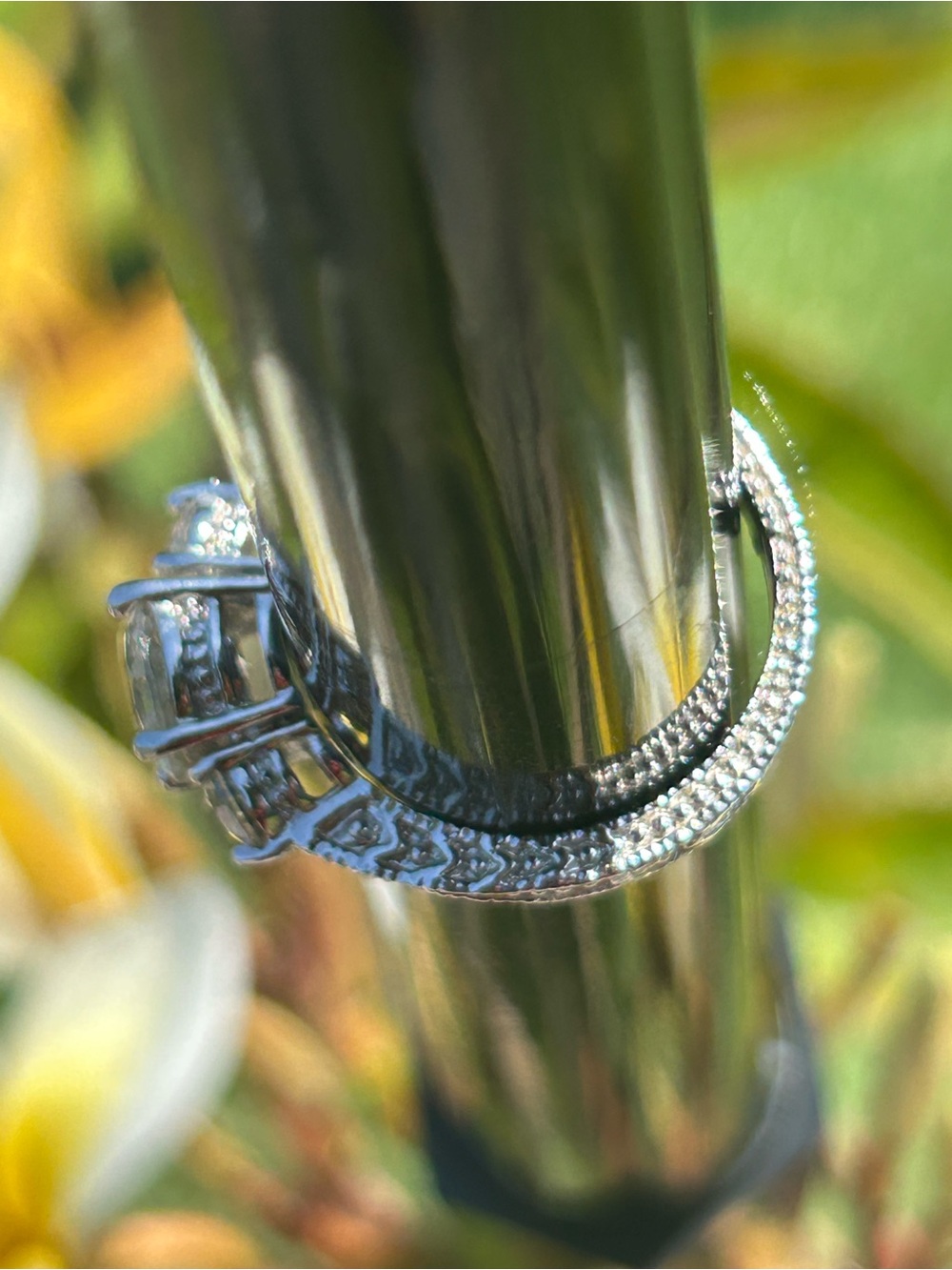 White Gold Three-Stone Engagement Ring. The band is hand-engraved see pictures. - Picture 5 of 7